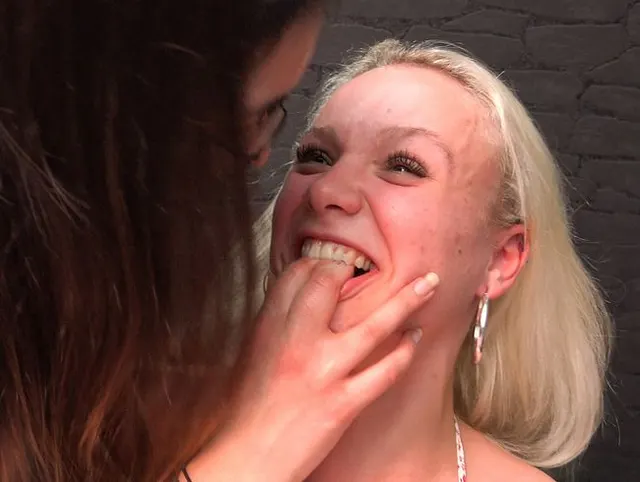 Teenie wird richtig fertig gemacht! Freundin fickt sie und ich bringe ihre Fotze 3-mal zum Squirten