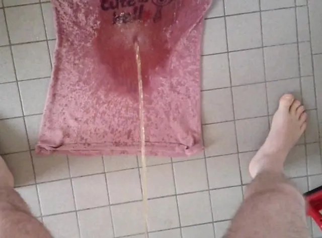 Das pinke T-Shirt bepissen