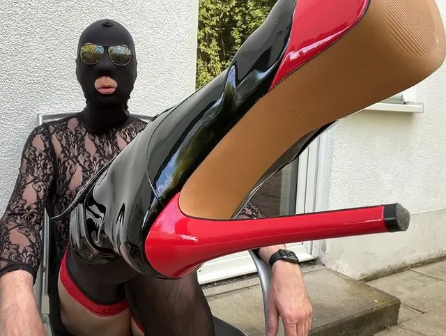 Geiles Outdoor Rauchen und Schwanz wixen in Lack Stiefel und Nylons *mit Ton*