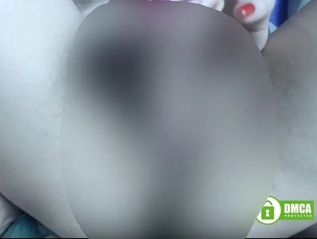 Dildospielzeug in haariger nasser Muschi