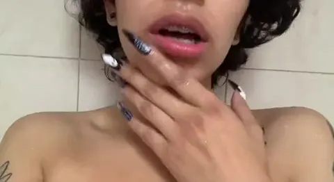 Ich möchte, dass du mir deine Finger ganz in den Hals steckst (viel Speichel)