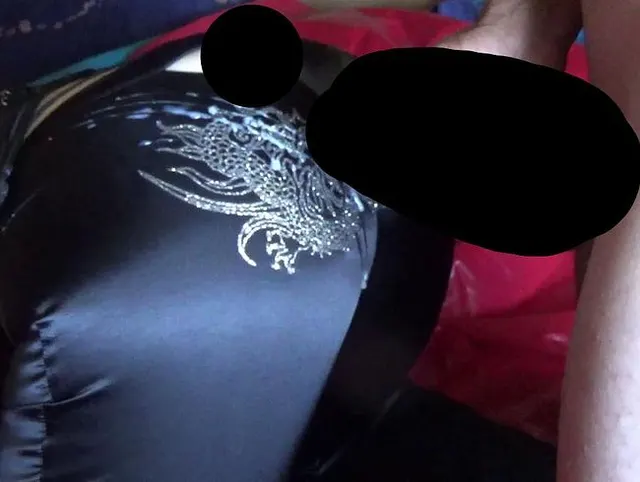 Userwunsch. Er wichste mir auf die Wetlookhose