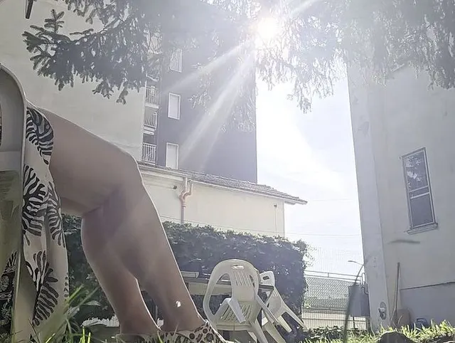 Heißes Sonnenbaden im Garten: Knapper Bikini, Camouflage-Sandalen & purer Exhibitionismus