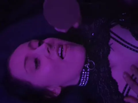 Im Club abgespritzt, Handjob & Blowjob bis er in mein Mund gekommen ist.