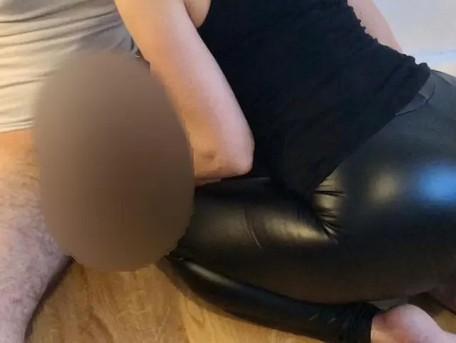 Handjob mit Prostatamassage in knallenger Lederleggins