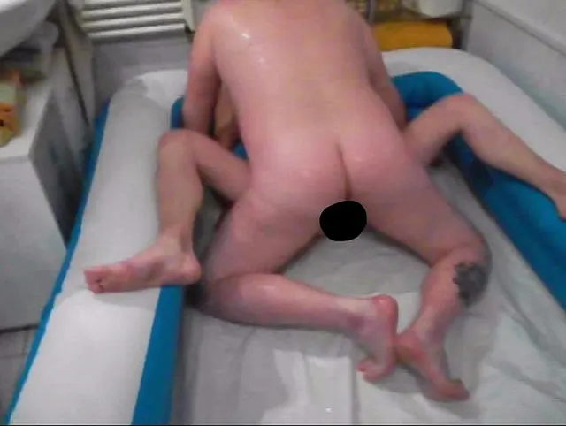 Im nassen Pool gefickt uind besamt