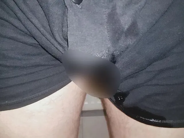 Pissen mit Boxershort