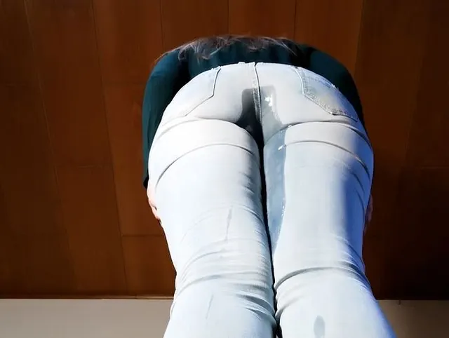 Alte Jeans einpissen