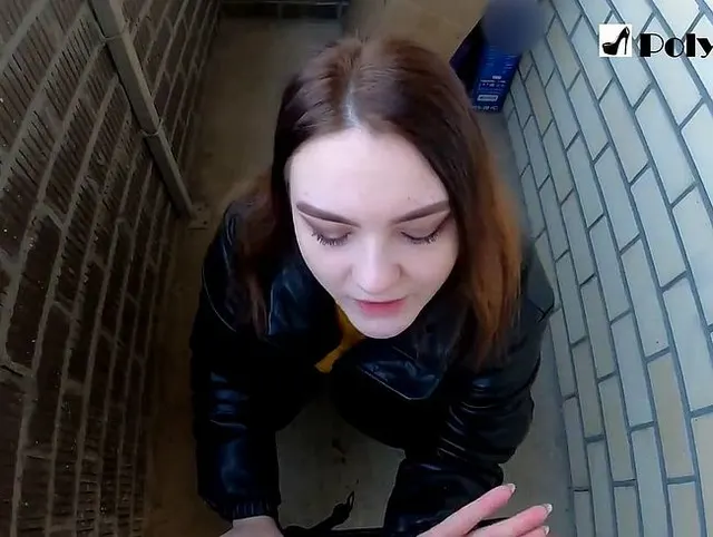 Blowjob auf dem Balkon im 20. Stock. Schöne Aussicht und viel Sperma.