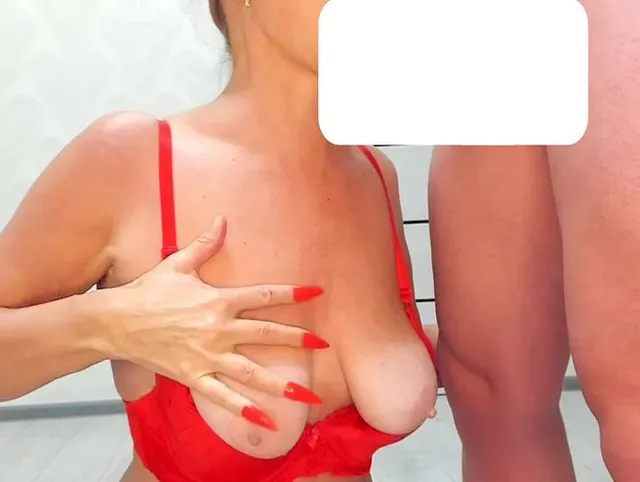 Domina Blowjob und quetscht Liebhaber Bälle