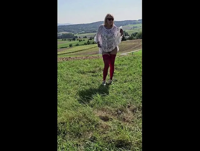 Spezieller Wunsch eines Fans in roter Unterwäsche und
