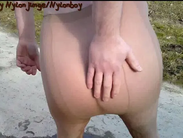 Wichsen in PissStrumpfhose (Outdoor)