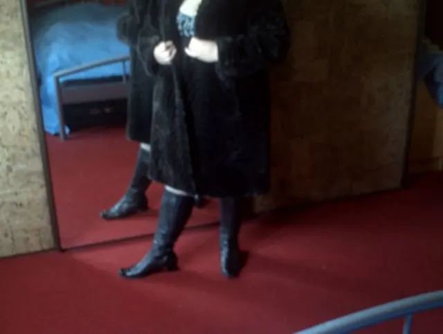 Tammara in Pelsmantel und Lederstiefel