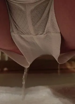 Ich musste so dringend pissen das es in die Hose gelaufen ist