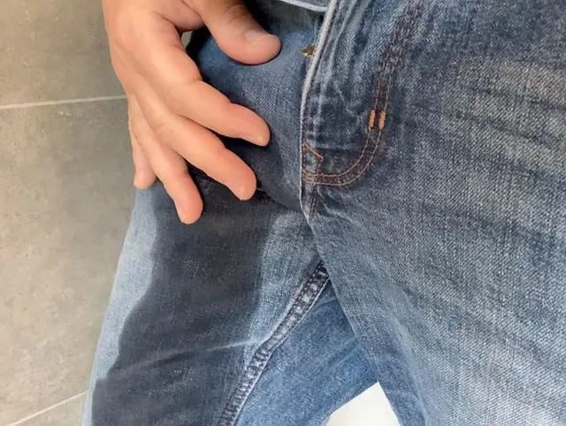 Jeans Piss 1 - nasser geht nicht - in die Jeans pinkeln und heiss abspritzen - mein erstes Mal
