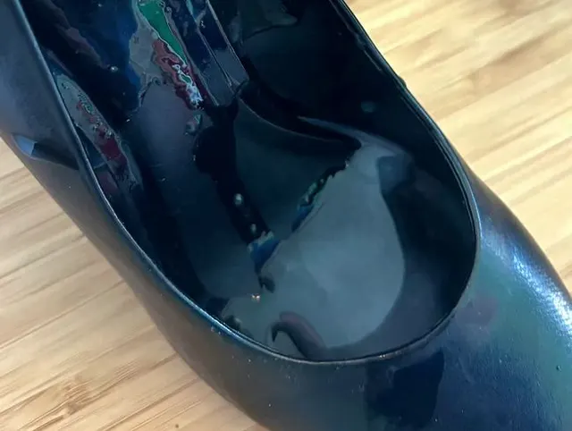 Erst massiv in die Heels gespritzt und damit dann nochmal das Sperma aus den Eiern gequetscht