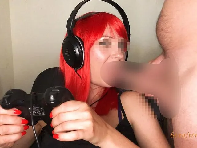 Gamer Girl spielt Videospiel und lutscht meinen Schwanz - Sperma im Mund