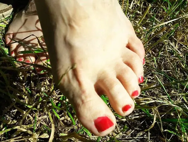 Meine Füße im trockenen Gras