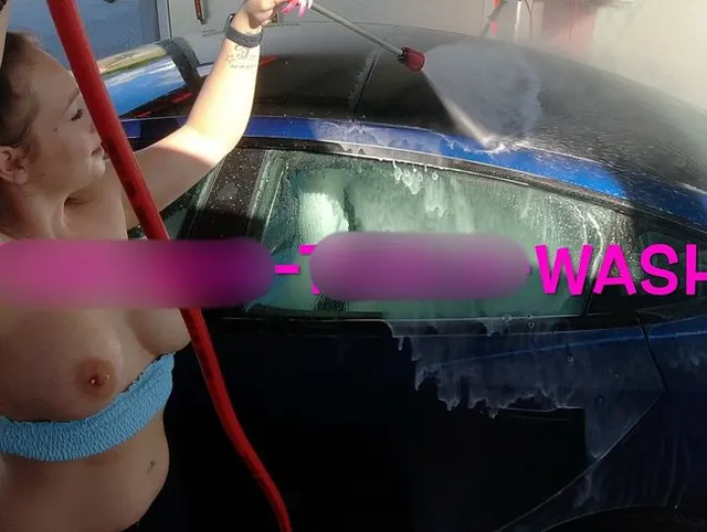 Topless-Tesla-Wash