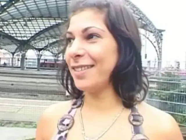 Elif auf der Strasse in Köln aufgerissen