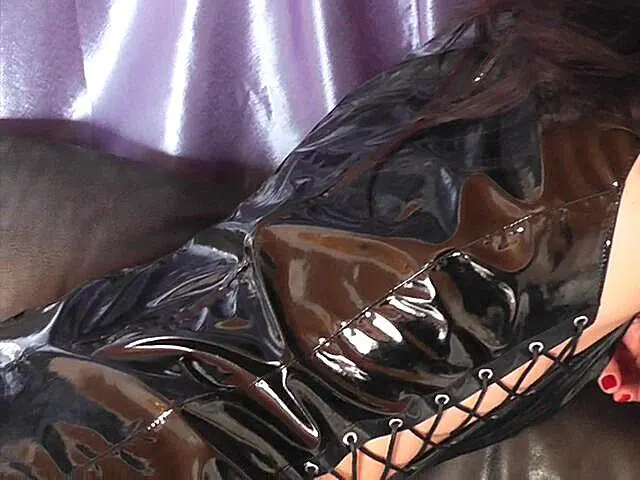 Lackmilf in Nylons beim Ficken vollgesaut
