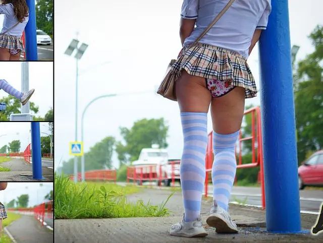 Ein Schulmädchen wartet auf den Bus. Erotik und Versuchung.
