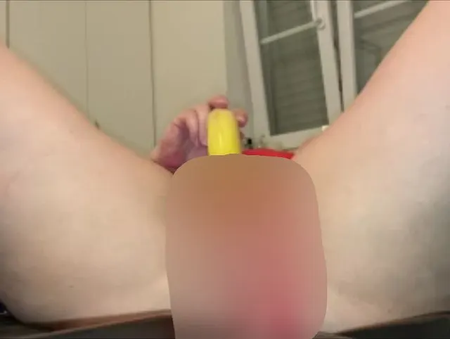 Mal wieder eine Banane in die Muschi geschoben