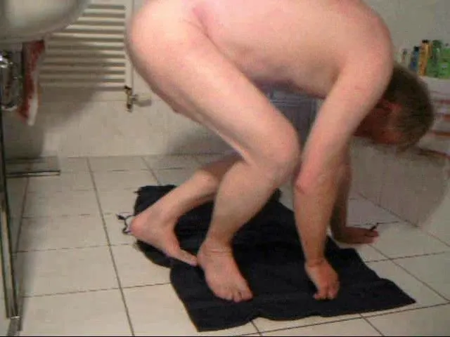 Mario pist sich an mit Dildo im Arsch