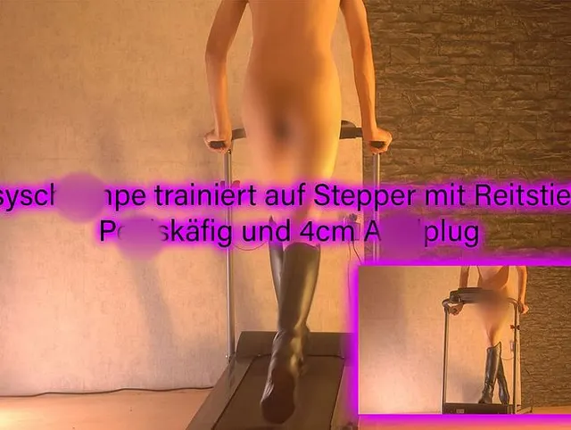 Sissyschlampe trainiert auf Stepper mit Reitstiefeln, Peniskäfig und 4cm Analplug