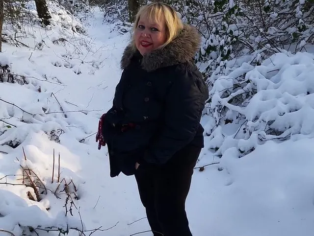 Pissen im hohen Schnee