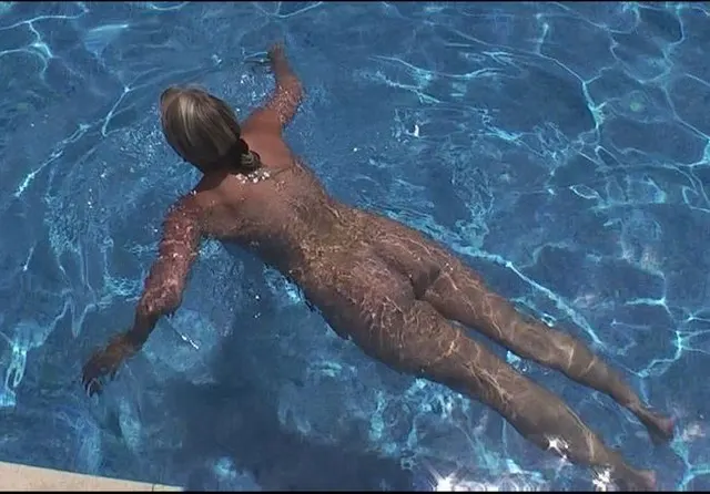 Nackt im Pool