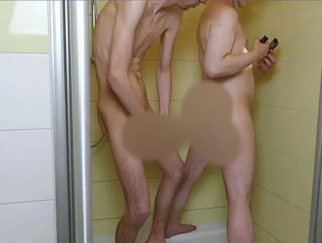 Video 090 - Bareback in der Dusche gefickt. Cam 1 Teil 2-4