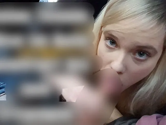 Teenie Möse im Auto penetriert bis zum Creampie!