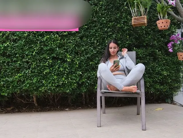Riesiger Pinkelbrunnen in Trainingskleidung durch geile enge Pussy