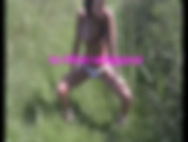 Im Bikini vollgepisst