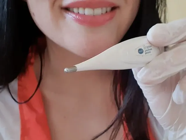 Die versaute ASMR-Krankenschwester schaut nach dir und deinem Schwanz