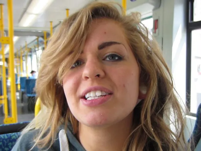 In Frankfurter Straßenbahn MASTURBIERT