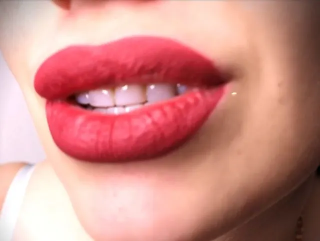 Burgunder Lippen machen dich fickschwach! Meine vollen, perfekten, weichen Lippen werden dich fesseln!
