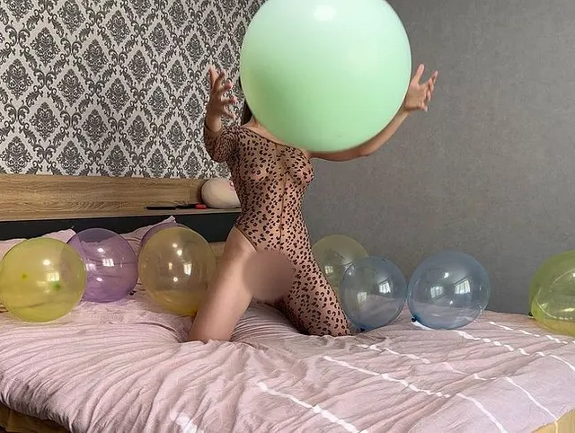 SIE WERDEN NICHT GLAUBEN, WAS PASSIERT, WENN DIESE BRÜNETTE EINEN RIESIGEN BALLON IN DIE HÄNDE BEKOMMT!!!