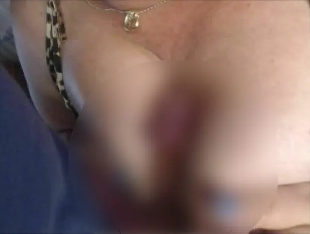 Den Schwanz kurz zwischen die Titten gelegt