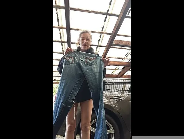 Meine zerfetzte voll gepisste Jeans Hose vor der Haustür ausgezogen