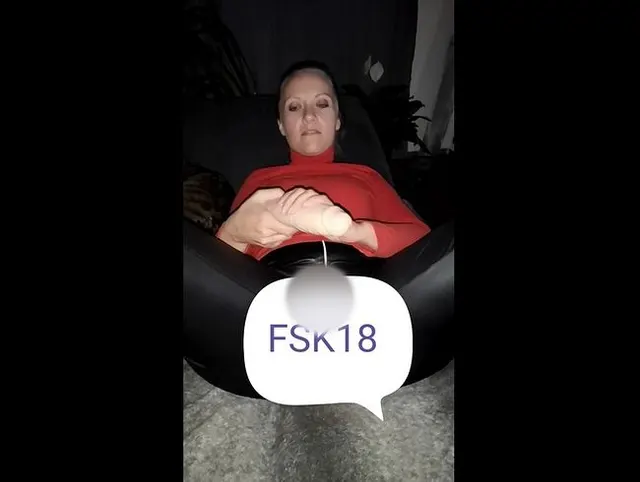 Glänzendes Fötzchen mit xxl Dildo