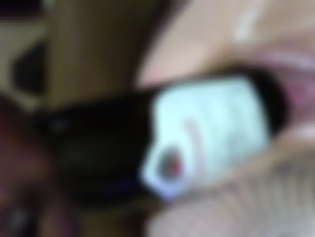Fotze mit einer 2 Liter Wine Flasche Durchgefickt