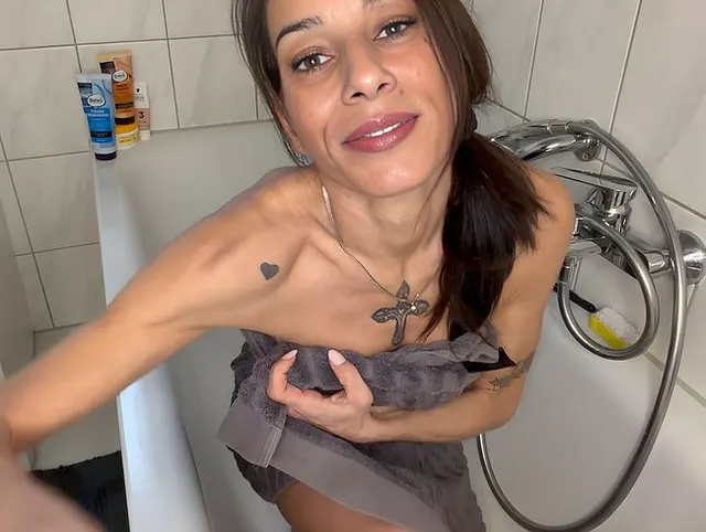 Solo in der Badewanne. Es wurde sehr geil mit Spielzeug