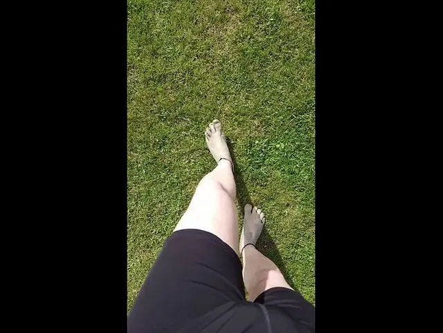 Strandspaziergang mit dreckigen Füßen