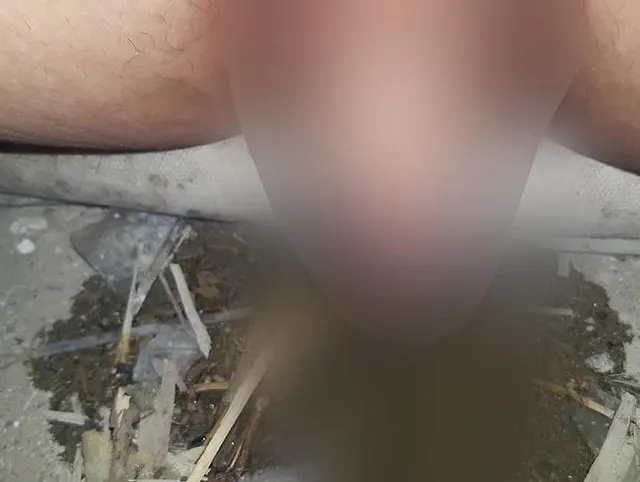 Volle Blase, ausgepisst in einen alten Haus.