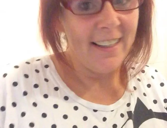 Im Schlafanzug. Geht Hexse zur Toilette
