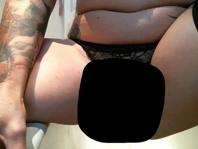 PISSEN durch den GEILEN; SCHWARZEN; DURCHSICHTIGEN SPITZENSLIP!!