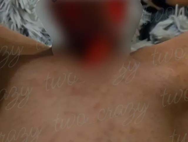Selbstbefriedigung mit Vibrator auf dem Sofa