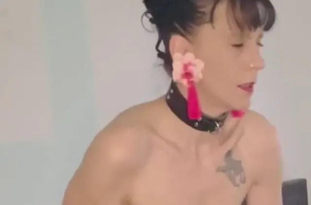 Im stehen mit einem Dildo richtig hart gefickt, hätte lieber einen Schwanz